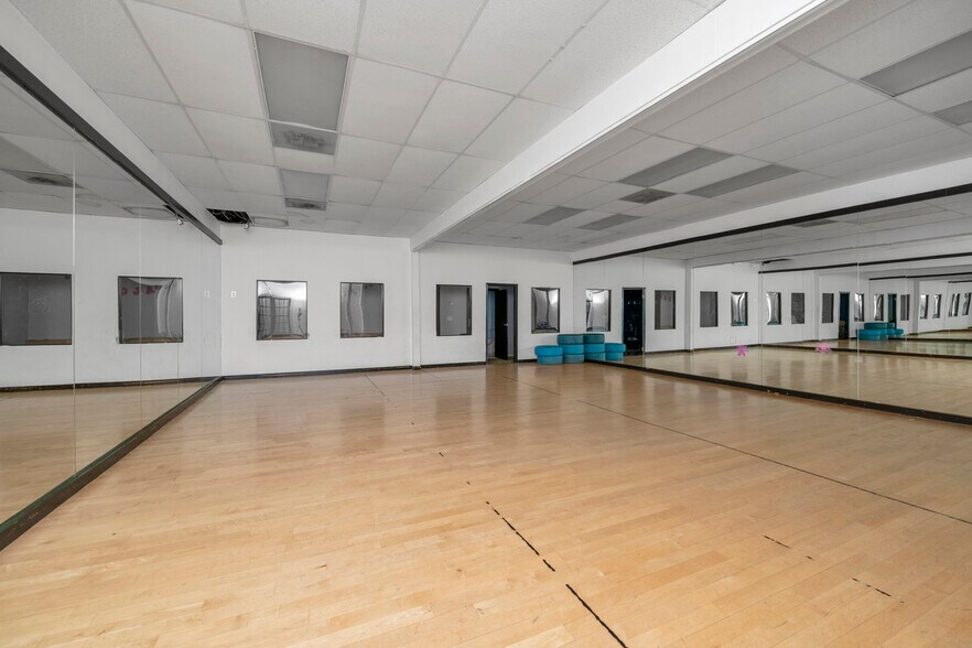 More Photos Of 15 Cr-66, Huntington Station Unknown For Lease