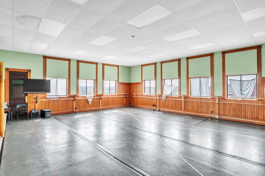 More Photos Of 34 N Main St, Orange Schools For Sale