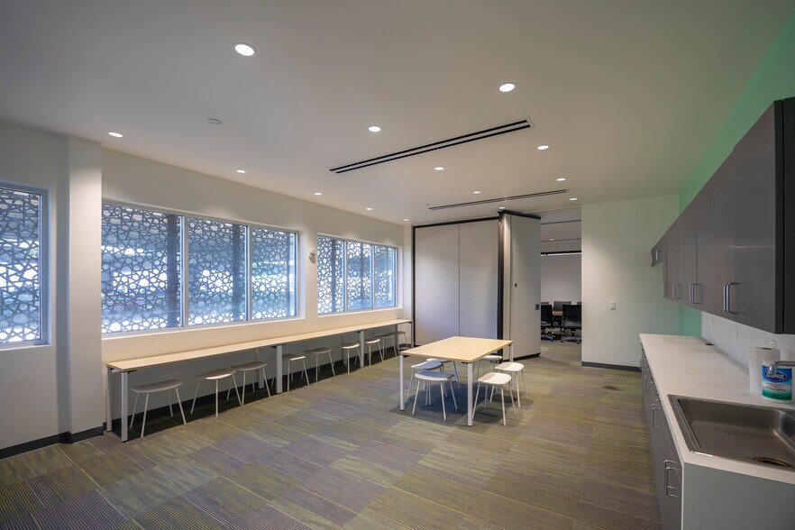 More Photos Of 2736 Waiwai Loop, Honolulu Warehouse For Lease
