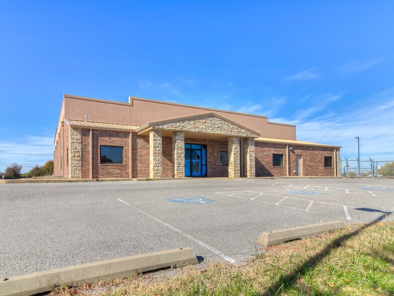 More Photos Of 9802 N Morgan Rd, Yukon Office For Sale