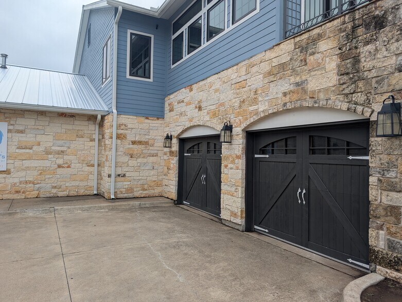 More Photos Of 12 Chisholm Trl, Round Rock Freestanding For Lease