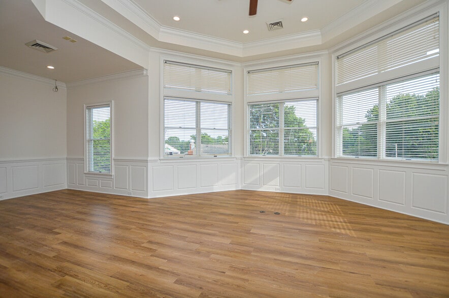 More Photos Of 21000 Torrence Chapel Rd, Cornelius Office Residential For Lease