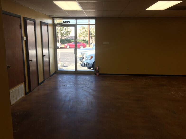 More Photos Of 8446 Gault Ln, San Antonio Light Distribution For Lease