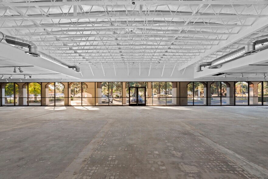 More Photos Of 21725 Erwin St, Woodland Hills Storefront Retail Office For Lease