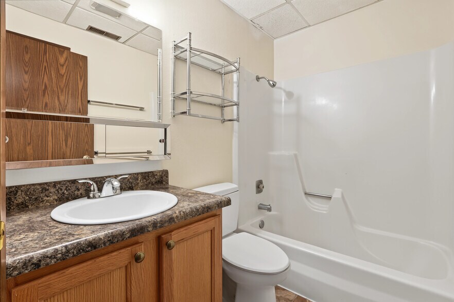 More Photos Of 5555 SW 9th St, Des Moines Apartments For Sale