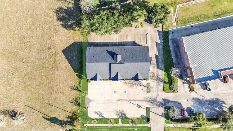 More Photos Of 2401 Parkwood Ave, Friendswood Office For Sale