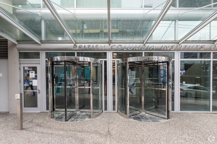 More Photos Of 555 Seymour St, Vancouver Schools For Lease
