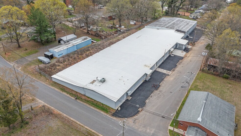 More Photos Of 600 Park Dr, Statesville Warehouse For Lease
