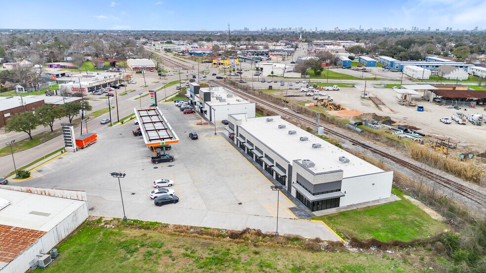 More Photos Of 7241 Lawndale St, Houston Storefront For Lease