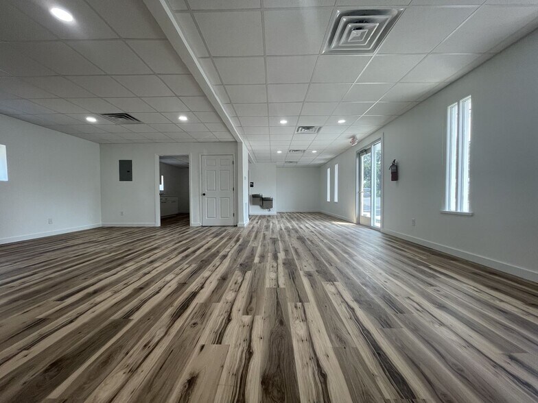 More Photos Of 400 W Cervantes St, Pensacola Flex For Lease