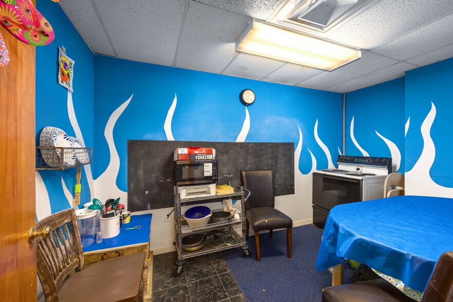 More Photos Of 1090 S Getty St, Muskegon Storefront For Sale