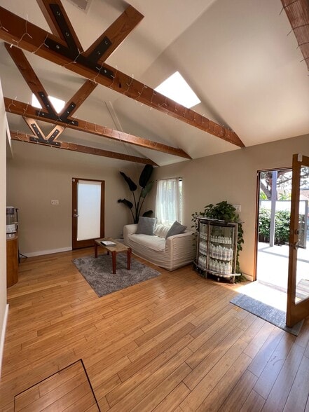 More Photos Of 3379-3383 Robertson Pl, Los Angeles Loft Creative Space For Lease