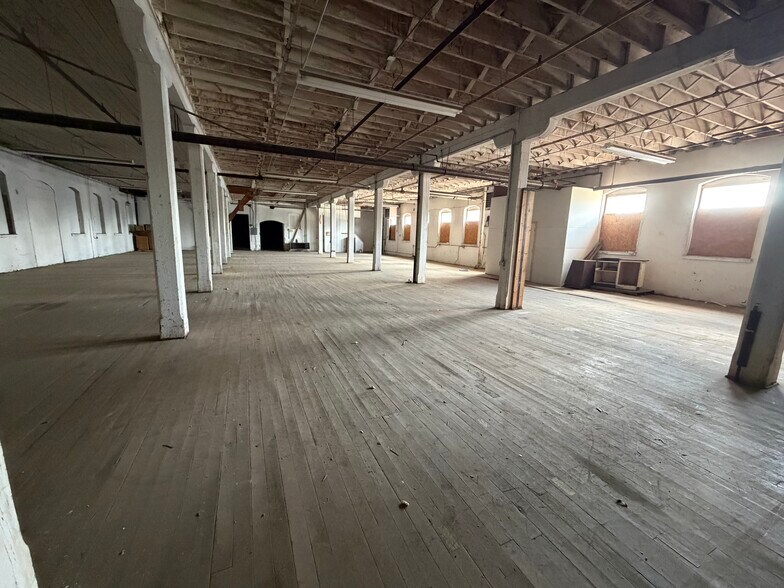 More Photos Of 50 Newton St, Norwalk Warehouse For Lease