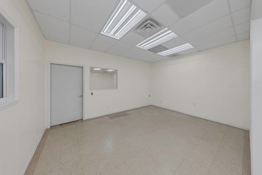 More Photos Of 565 Frederica Ln, Dunedin Warehouse For Lease