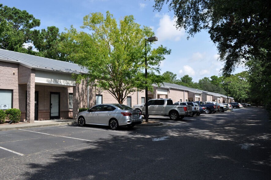 More Photos Of 612 Johnnie Dodds Blvd, Mount Pleasant Showroom For Lease