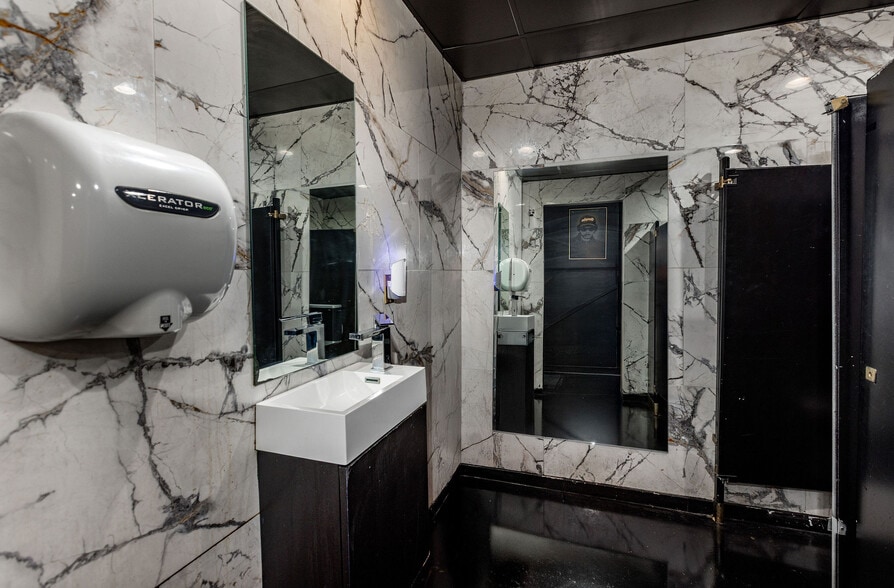 More Photos Of 8021 Hamilton Ave, Cincinnati Freestanding For Sale