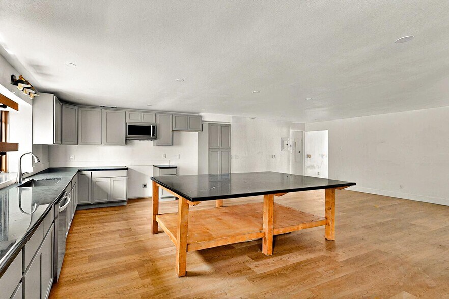 More Photos Of 11544 Cockleburr Rd, Roanoke Warehouse For Lease