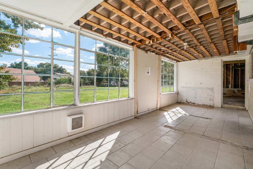 More Photos Of 3590 Thomas St, Memphis Office For Sale