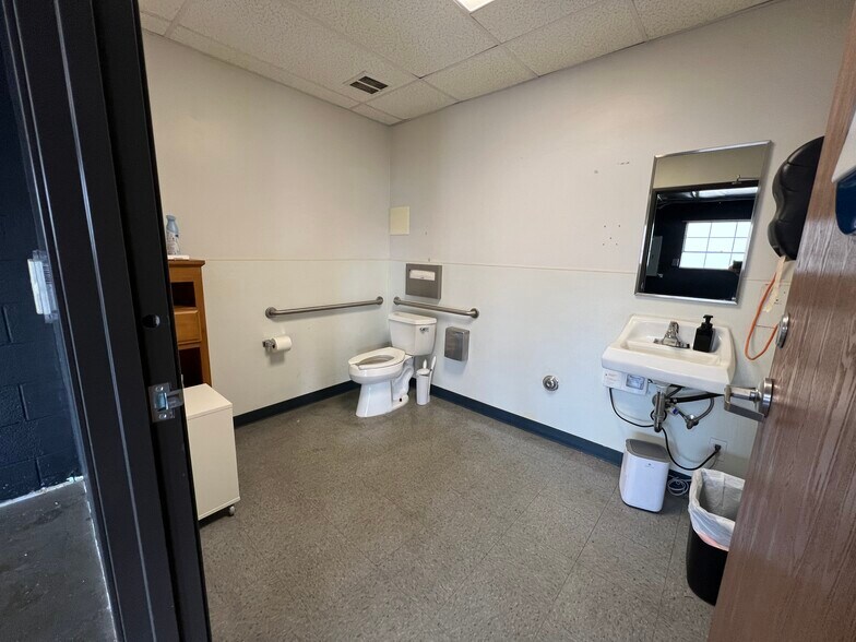 More Photos Of 315 S Flower St, Burbank Warehouse For Lease