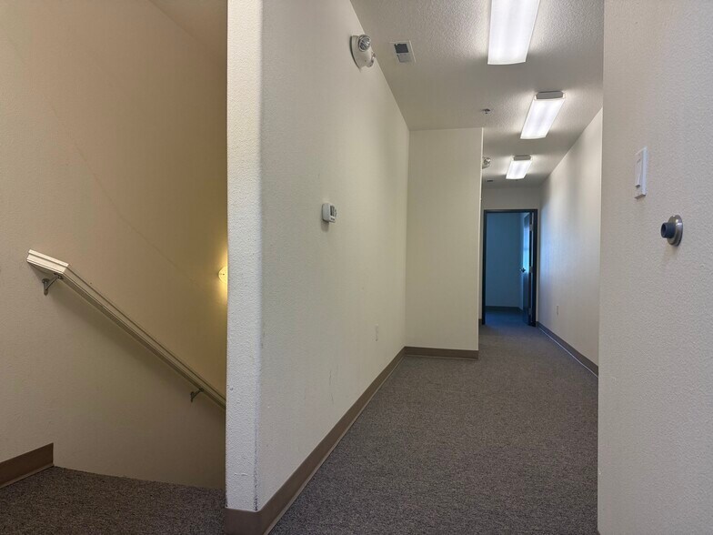 More Photos Of 2819-2827 SE 75th Ave, Hillsboro Light Distribution For Lease