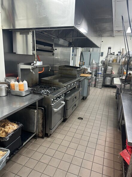 More Photos Of 506 E Division St, Arlington Restaurant For Lease