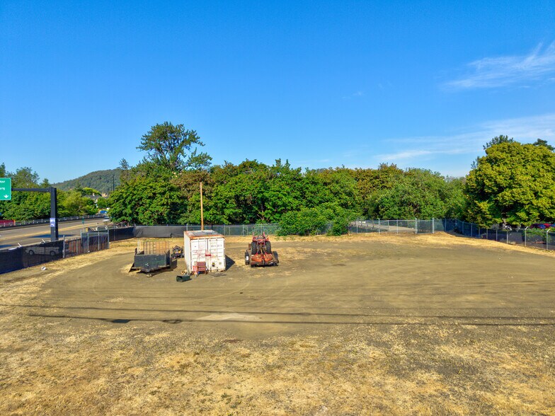 More Photos Of 328 NE Winchester St, Roseburg Land For Sale