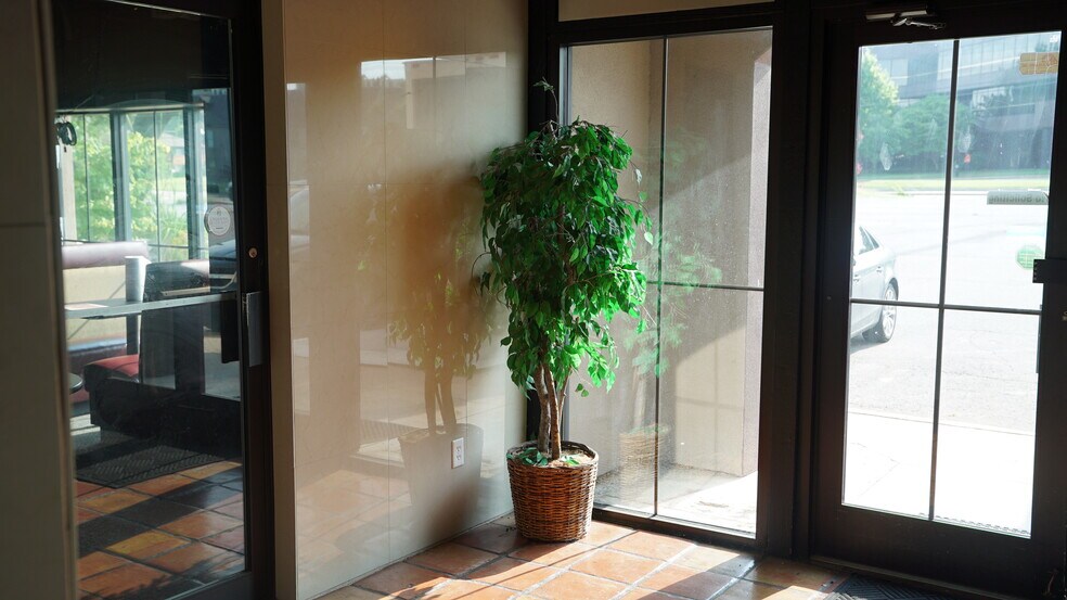 More Photos Of 6670 S Lewis Ave, Tulsa Office For Sale