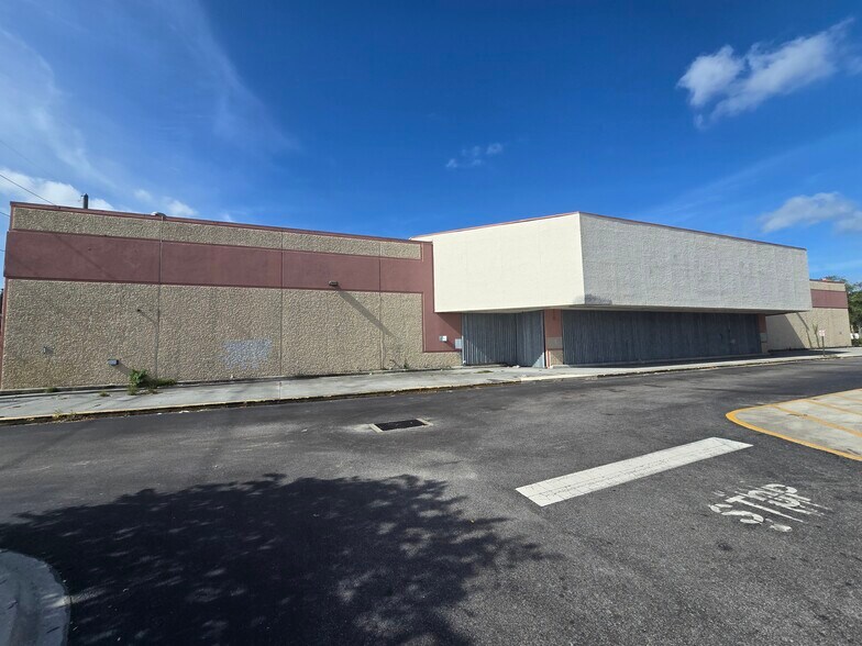 More Photos Of 4445 26th St W, Bradenton Supermarket For Lease