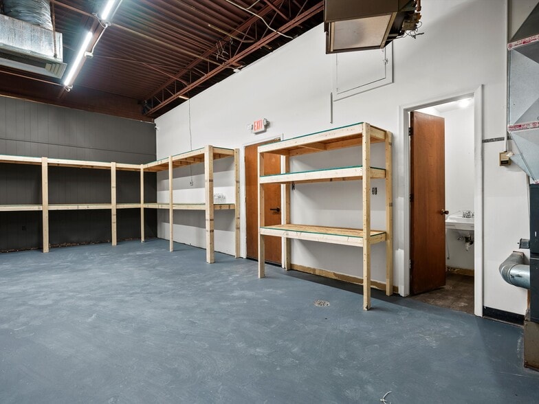 More Photos Of 23409 Dequindre Rd, Hazel Park Manufacturing For Lease