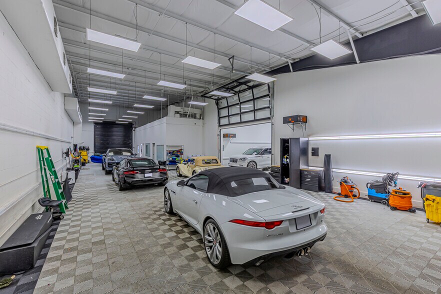 More Photos Of 3550 Westview Dr, Naples Showroom For Sale