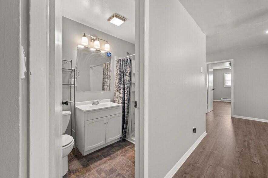 More Photos Of 304 Hankes Ave, Aurora Apartments For Sale