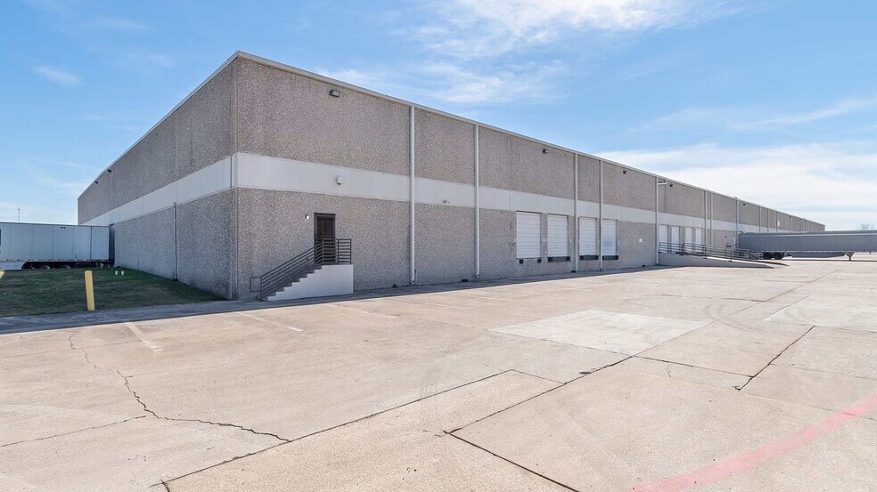 More Photos Of 1701 Vantage Dr, Carrollton Distribution For Lease