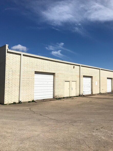 More Photos Of 8242-8296 Moberly Ln, Dallas Unknown For Lease