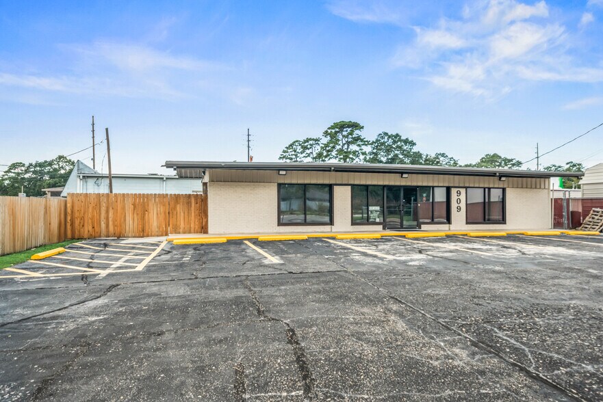 More Photos Of 909 Houston St, Conroe Freestanding For Sale