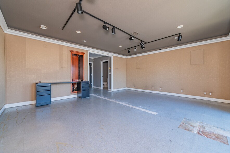 More Photos Of 711 W 17th St, Costa Mesa Light Manufacturing For Lease