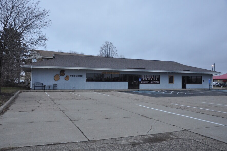 More Photos Of 1549 E Broadway St, Monticello General Retail For Lease