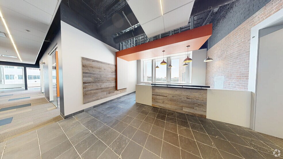More Photos Of 300 W Pratt St, Baltimore Office For Sale