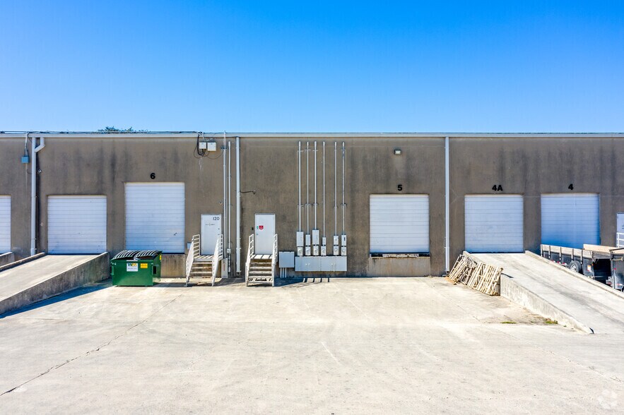 More Photos Of 12200 Crownpoint Dr, San Antonio Distribution For Lease