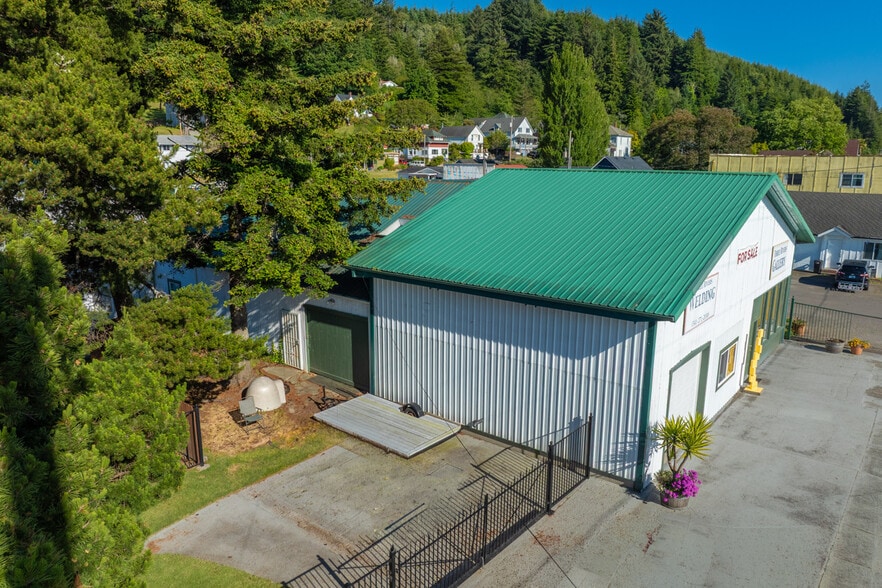 More Photos Of 77231 Highway 101, Gardiner Storefront Retail Residential For Sale