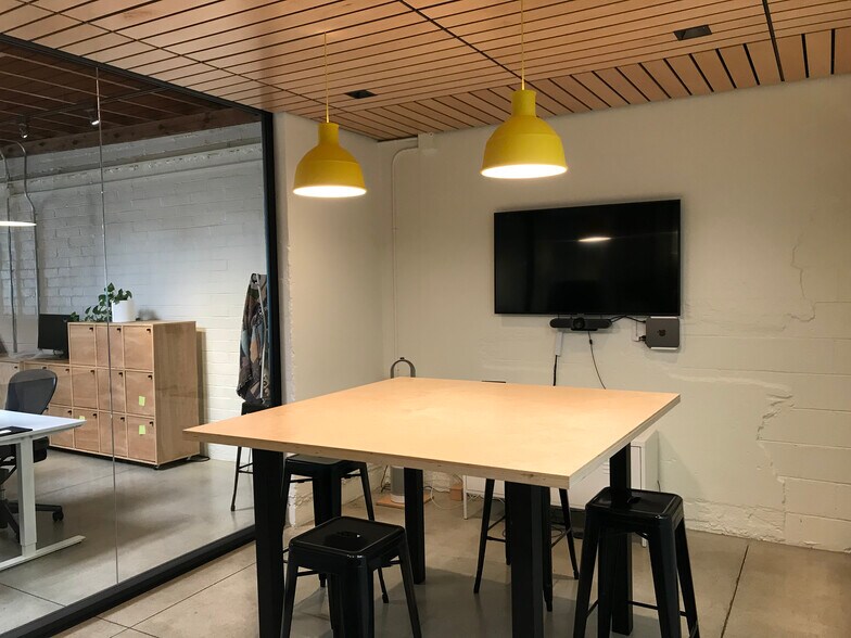 More Photos Of 9014 Lindblade St, Culver City Showroom For Lease