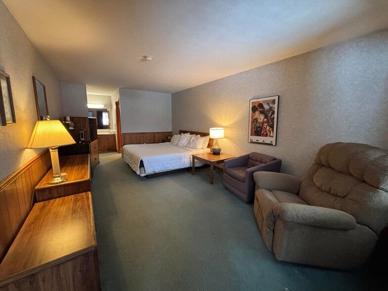 More Photos Of 17089 Boot Jack Rd, Ridgway Hotel For Sale