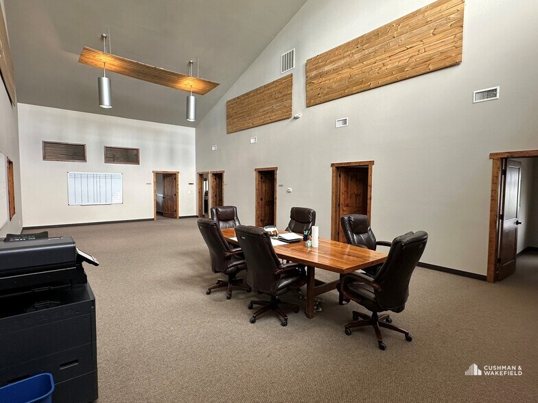 More Photos Of 4650 Venture Dr, Johnstown Warehouse For Lease