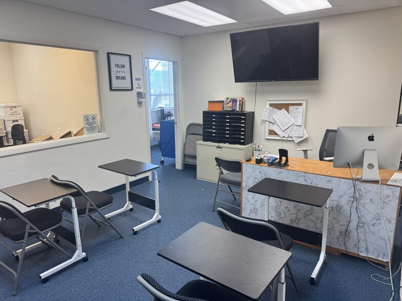 More Photos Of 19-21 Hazel Ter, Woodbridge Office For Lease