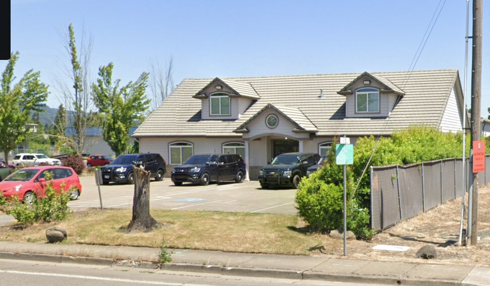 Primary Photo Of 2053 Laura St, Springfield Showroom For Lease