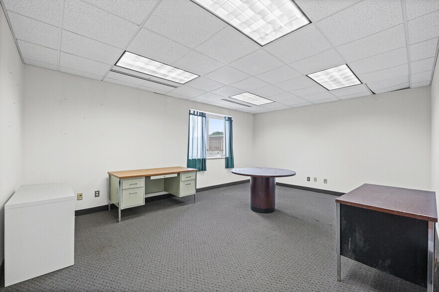 More Photos Of 37401 Stevens Blvd, Willoughby Flex For Lease