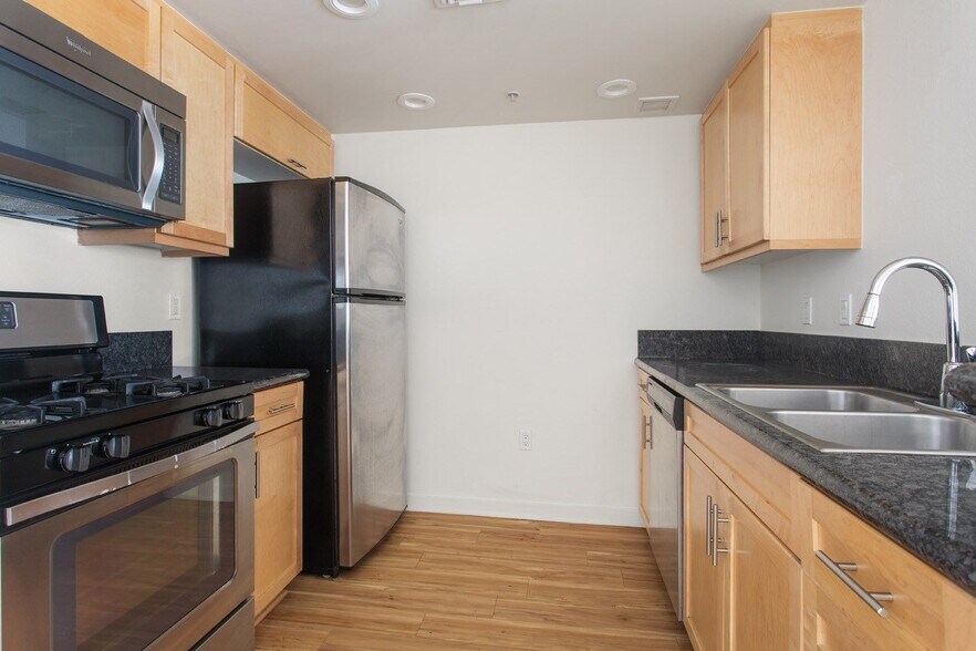 More Photos Of 214 Santa Monica Blvd, Santa Monica Apartments For Lease
