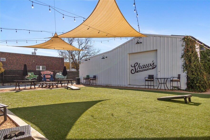 More Photos Of 508 N Center Ave, Brownwood Department Store For Sale