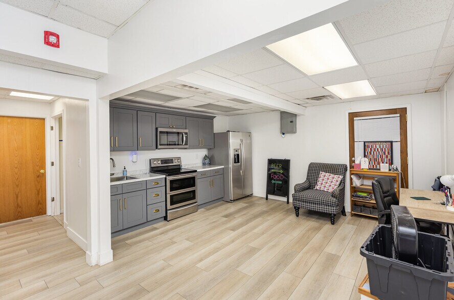 More Photos Of 32 Main St, Scottsville Storefront For Sale