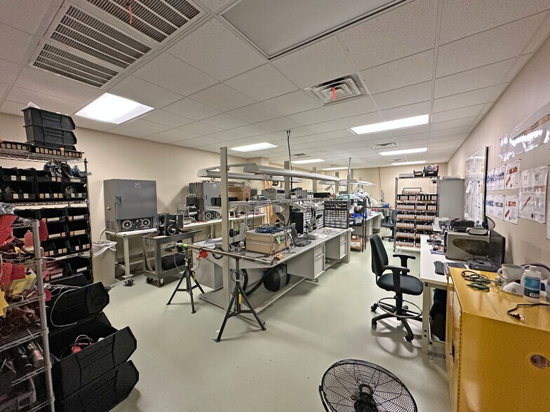 More Photos Of 14427 Interdrive W, Houston Warehouse For Lease