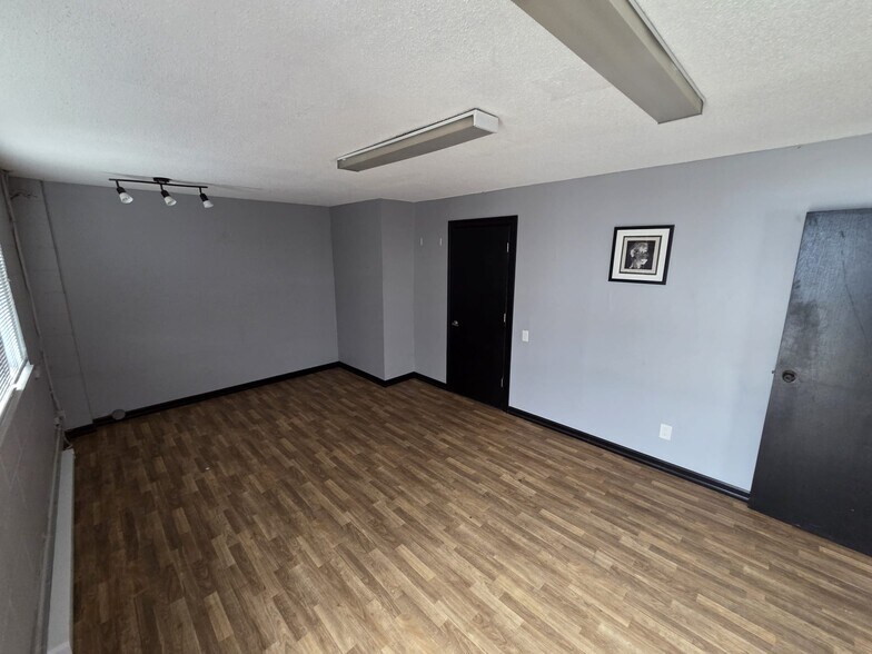 More Photos Of 20111-20121 Industrial Ave, Langley Warehouse For Lease